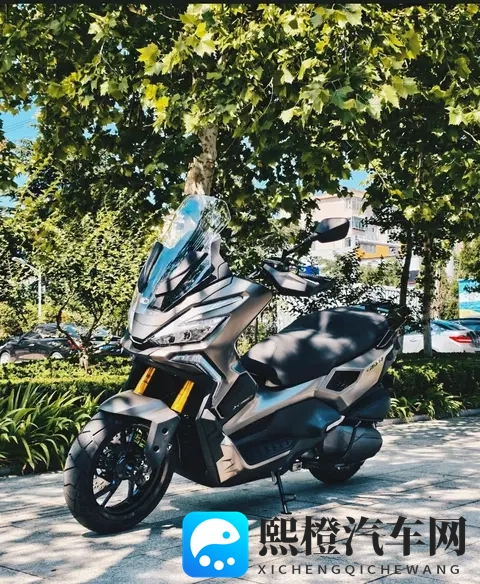 300CC踏板界“四大天王”:亲民、稳定、昂贵、好玩谁是你的菜-2