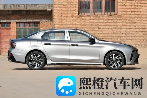 10万出头买家轿,轴距2730mm,标配6气囊,第三代领克03来了-1