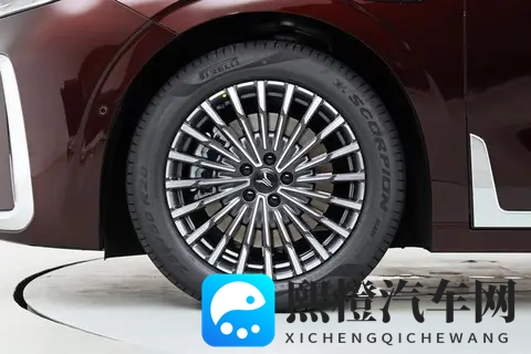 岚图疯了！后排装50寸巨幕，这四座“头等舱”MPV要卷死谁？-3