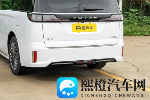 顶配4299万!26款岚图梦想家 540度全景影像标配,魔毯空悬是亮点-1