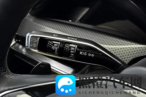 凯迪拉克XT5车机实测:33寸巨屏 + 8155芯片,比手机还好用?-2