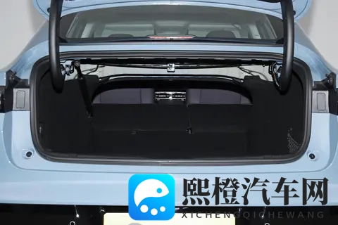 10万级轿车新选择！空间大，续航稳，配置高，零跑B01家用真香！-3