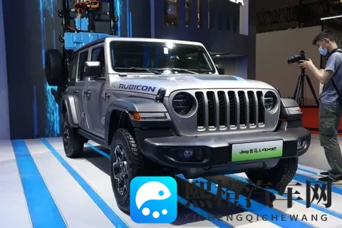 老女人擦她毛老荫户:风韵犹存的老妇轻拂秀发,悠然自得漫步树荫下-1