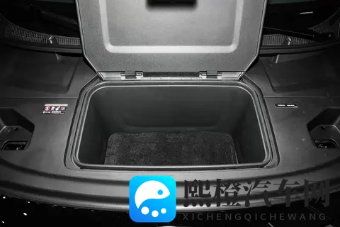 极氪009六座行政版:旗舰MPV的均衡实力与家庭出行新选择-2