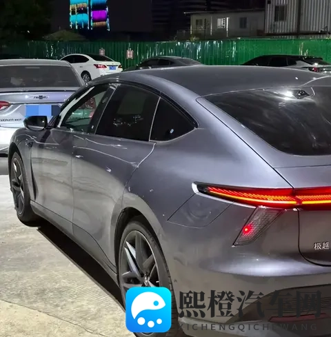 “开10万公里就回本了”?突然火了!年轻人捡漏倒闭车企“烂尾车”,有人半价买哪吒,有人12万元抄底高合-2