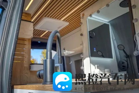 定制车型:可供两人乘坐的奔驰Sprinter 4x4,配备电磁炉和马桶-2