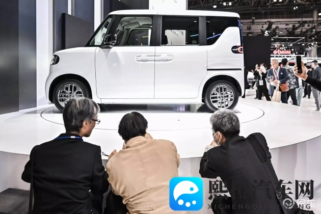 老师用刷子刷班长脚底心作文：汽车智能化环保风潮来袭，未来出行更绿色-1