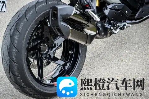 这台宝马街车，能边骑边“换弹簧”？R1300R新技术实测报告-1