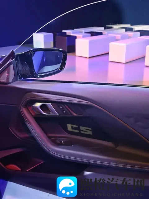 李梓熙模特的视频：时尚跨界新潮流，汽车营销新风向-1