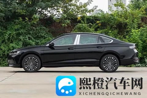 2026款大众迈腾B9实车亮相！方向盘回归物理按键_增华为HiCar-3