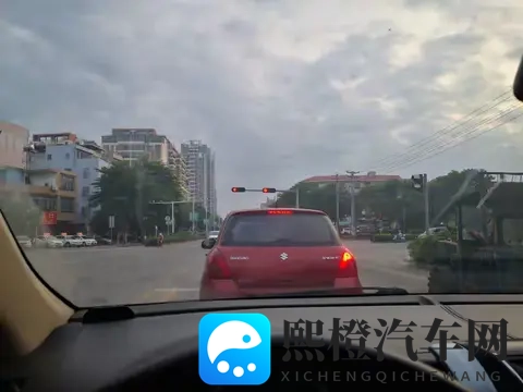 等绿灯有必要挂N挡吗?吃过亏的司机都这样做,安全又不伤车!-1