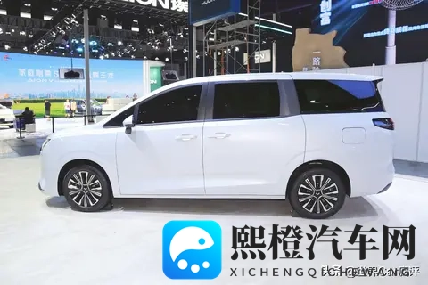 五菱推出一款全新MPV,1068万起,车长超49米,续航超1100km!-1