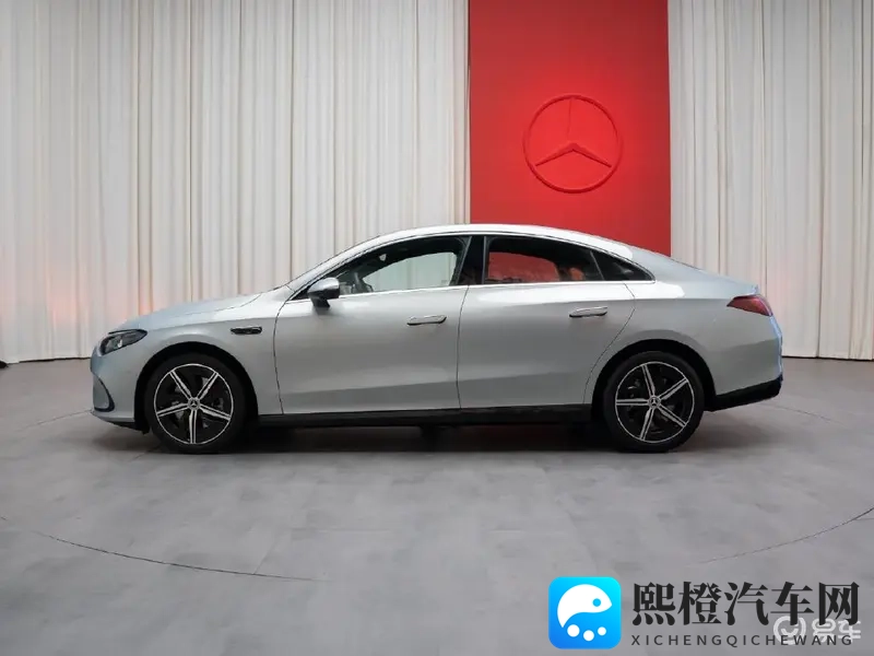 evelynlin张丽pk黑人：赛车盛宴：技术与颜值对决，冠军花落谁家？-1