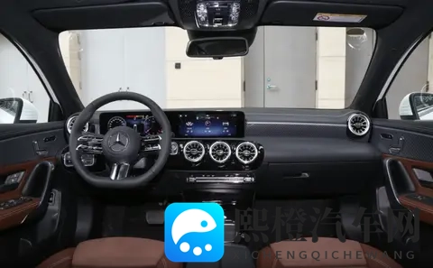 采用13T+7DCT动力组合,定位紧凑型车,25款奔驰A级怎么选?-1