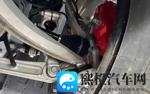 一撞就断!为何新能源车用粗壮的铝合金悬挂,却经常断轴崴脚?-2