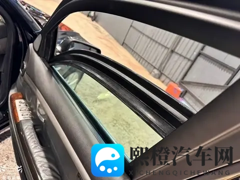 20年千万防弹车易主!李嘉诚宝马内饰极简,网友顿悟了?-3