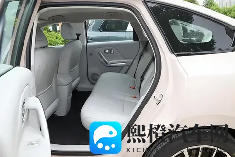 连续两月销量破万,这台10万级纯电家轿值不值得考虑?-3