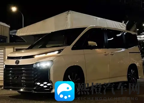 丰田杀疯了！埃尔法入门版跌破24万，3米轴距+8座太香了-3