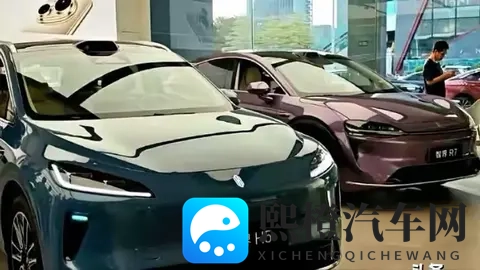 周末逛华为展厅真实一幕:50万的车被抢空,20万的车却无人问津!-1