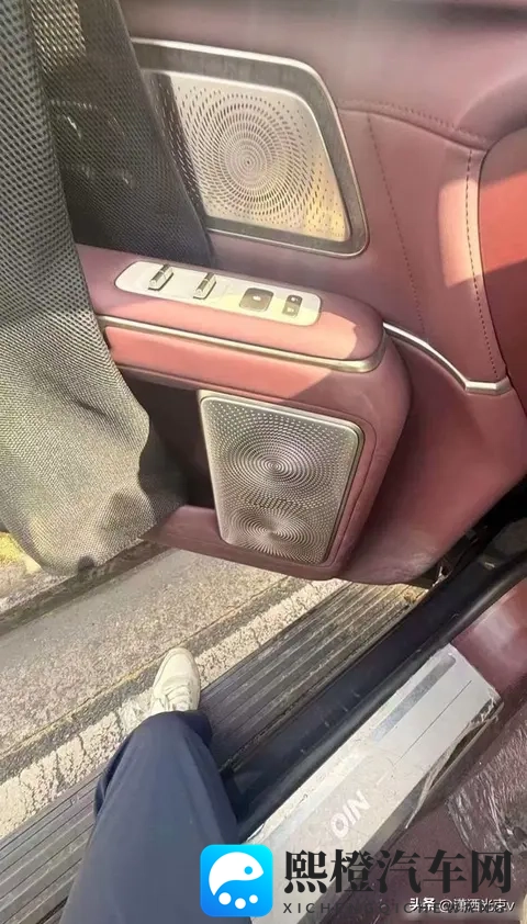 女被 c 黄扒衣服：豪车碰撞惊险瞬间，安全装备显神威！-3