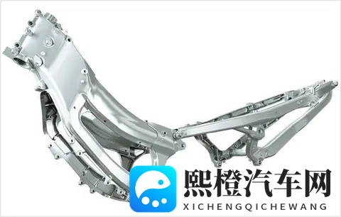 钱江550CC大踏板来袭!双缸动力挑战光阳、雅马哈市场霸主地位-1