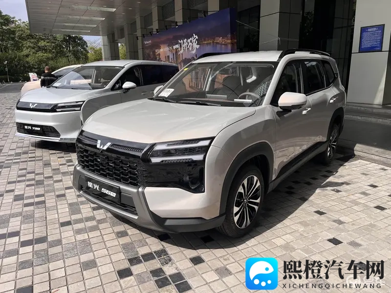 五菱星光560现身街头，美系SUV既视感，5_7座可选-1