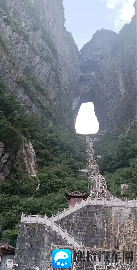 天门山景区回应汽车挑战天梯撞毁栏杆-2