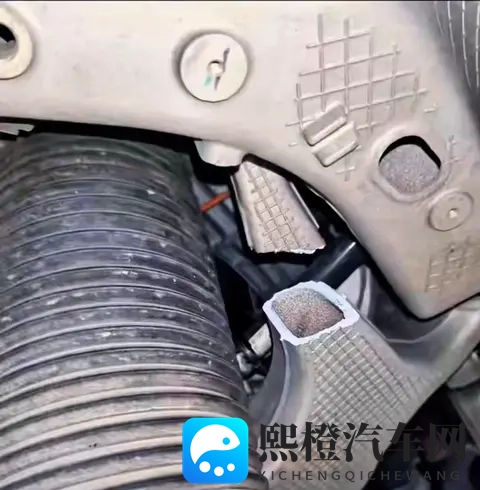 一撞就断!为何新能源车用粗壮的铝合金悬挂,却经常断轴崴脚?-1