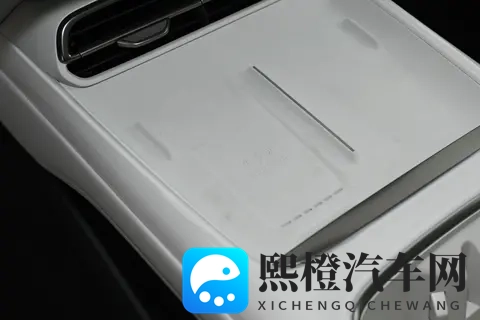 深蓝L06:颜值、智能、操控全拉满,合资车真慌了,适合年轻人-3