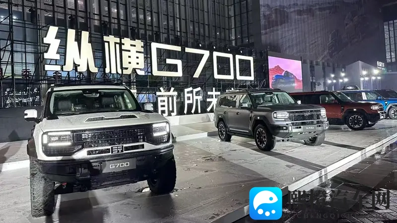 一小孩和妈妈摘萝卜还喊游戏:童趣盎然,母子摘菜欢声笑语-1