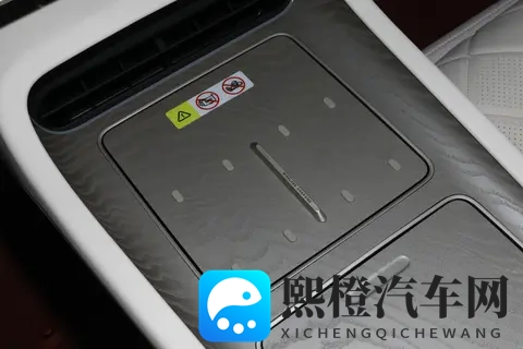 试驾阿维塔12，3020mm轴距+65L车载冰箱，空间配置都拉满-3