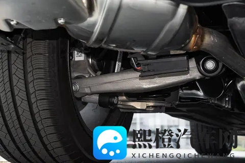 保时捷 Macan 燃油 _ EV 深度体验：两种灵魂，谁更懂运动 SUV？-1