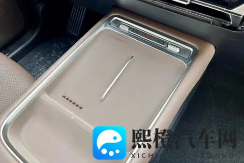 不到8万买家用大七座,油、电、混动全都有!-3