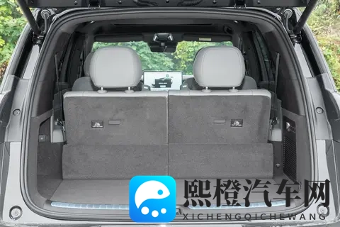 家庭出行的温馨伴侣：体验腾势N8L-3