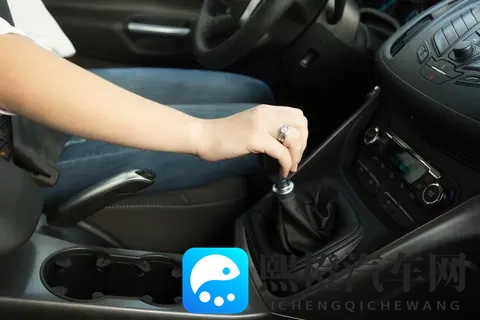 我开车3年后,才知道刹车前先踩死离合后刹车是大忌,都是经验!-1