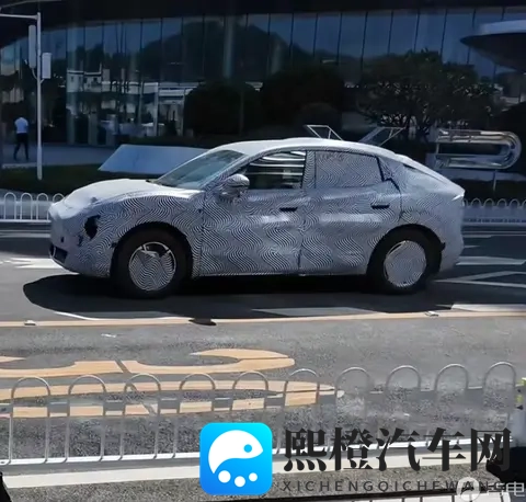 小鹏MONA SUV伪装谍照曝光,计划2026年正式推出-2
