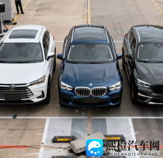 美女扒开屁股:性感佳人展露香肩-1