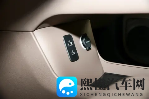 第三代蓝电E5 PLUS预售价1398万，配156寸大屏，轴距2785mm-3