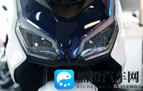 直降8K!本田佛沙350反向升级,雅马哈XMAX的中排踏板地位稳吗?-2