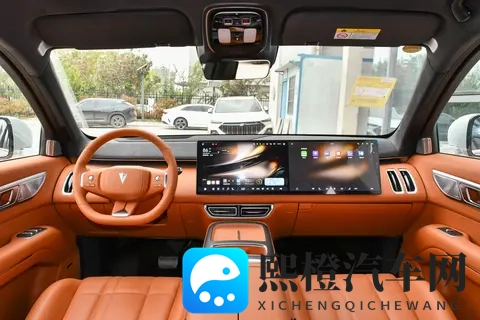 30万级家用六座SUV,最近俩硬货正面刚,选谁得把参数扒准-1