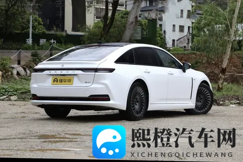 30 万级进口后驱混动轿车,两款车型怎么选不踩坑?-3