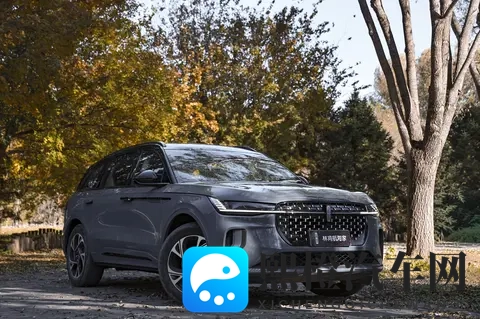 一个吃奶一个添下边:哺乳母子温馨互动场面-2