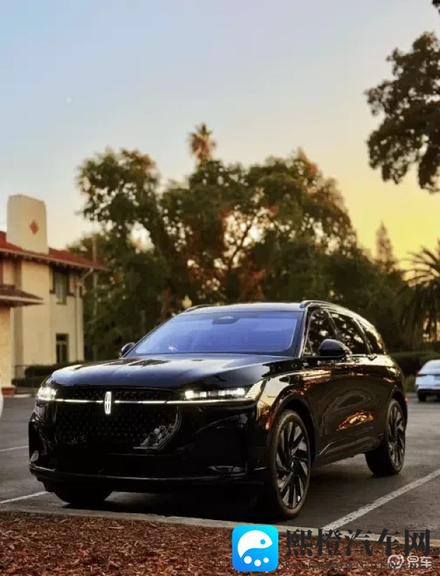 美女扒开屁股：性感女神展现美臀瞬间-1