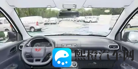 国民神车再升级!五菱燃油新车亮相,7座布局太懂国人-3