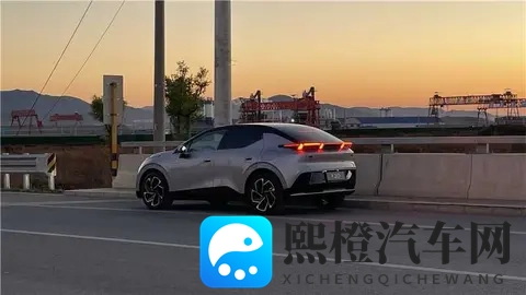 领克Z20靠精致圈粉年轻人，银色的金属光泽更显高级-3