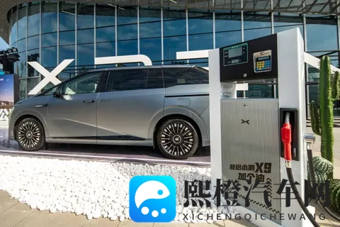 能烧油了!小鹏X9超级增程展车陆续到店,预售价35-37万值不值?-1
