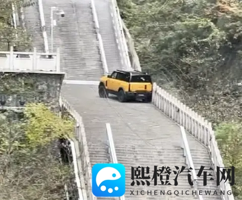 奇瑞风云X3L挑战天门山失败 爬天梯挑战以撞坏护栏告终-2