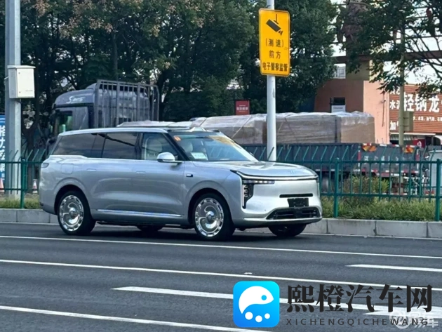 男生和女生一起差差很痛app：智能驾驶新突破，安全便捷未来出行-1