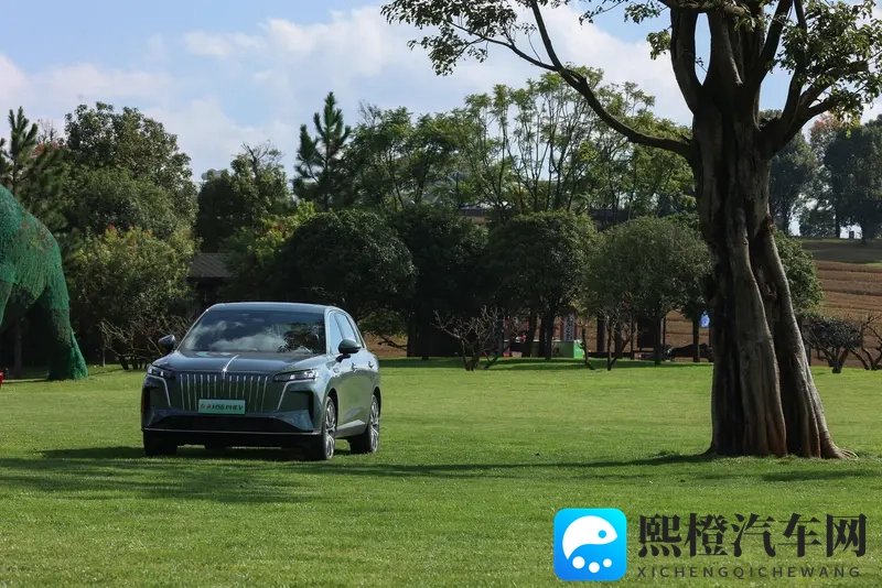 1788万起！红旗HS6PHEV为家庭出行焕新体验-1