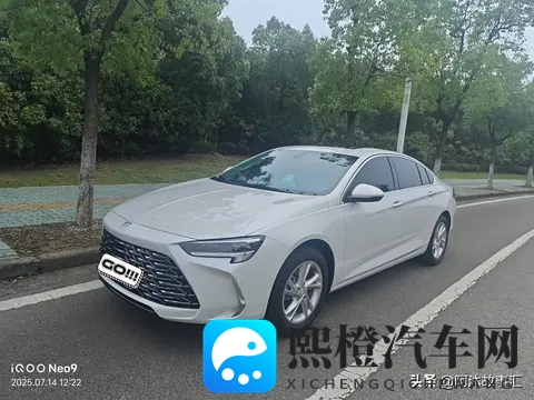 等红灯别傻踩D挡!白色君威这操作舒服到上瘾-1